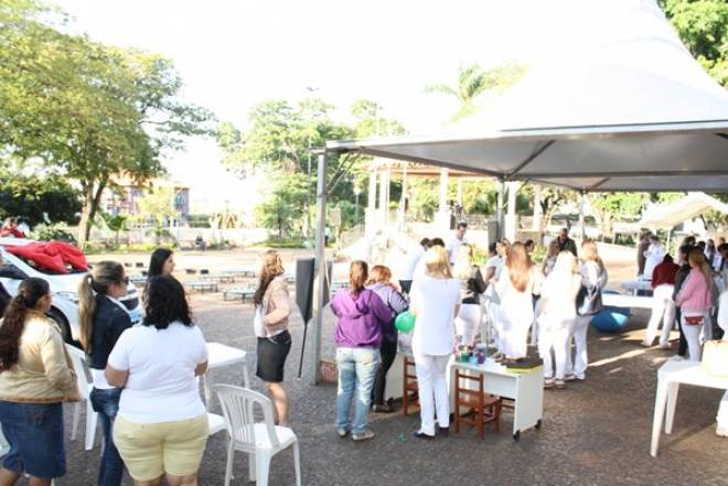 Imagem da Galeria da Notícia: FEF em Ação atrai população de Jales para praça